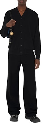 Burberry FW23 Hitam Cardigan Rajut V-Neck Kancing Depan. 80831781 Shop Burberry FW23 Hitam Cardigan Rajut V-Neck Kancing Depan. 80831781