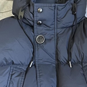 バーバリー FW23 無地 ロゴ フード付き 長袖 ダウンジャケット 80685101 Sizing バーバリー FW23 無地 ロゴ フード付き 長袖 ダウンジャケット 80685101