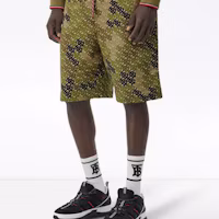 Shop Burberry 綠色迷彩短褲 80148201