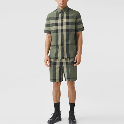 Burberry 綠色格紋標誌寬鬆版休閒短褲. 80427811 Shop Burberry 綠色格紋標誌寬鬆版休閒短褲. 80427811