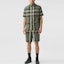 Shop Burberry 綠色格紋標誌寬鬆版休閒短褲. 80427811