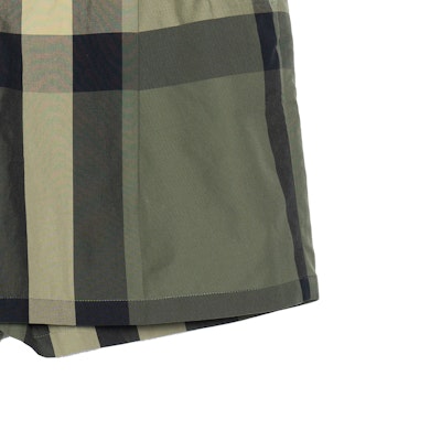 Burberry 綠色格紋標誌寬鬆版休閒短褲. 80427811 2