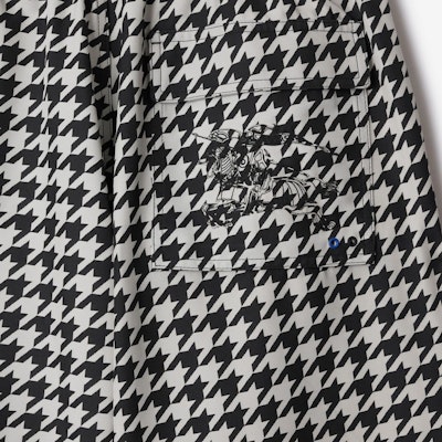 Burberry Celana Kerja Houndstooth Hitam Putih Bordir 80820331 Sizing Burberry Celana Kerja Houndstooth Hitam Putih Bordir 80820331