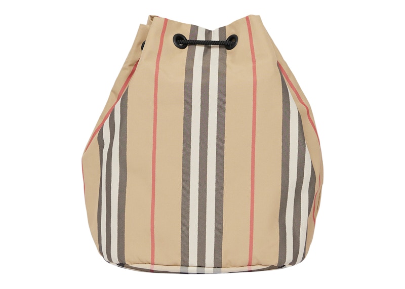 Lookbook 버버리 아이코닉 스트라이프 나일론 파우치 아카이브 베이지 
