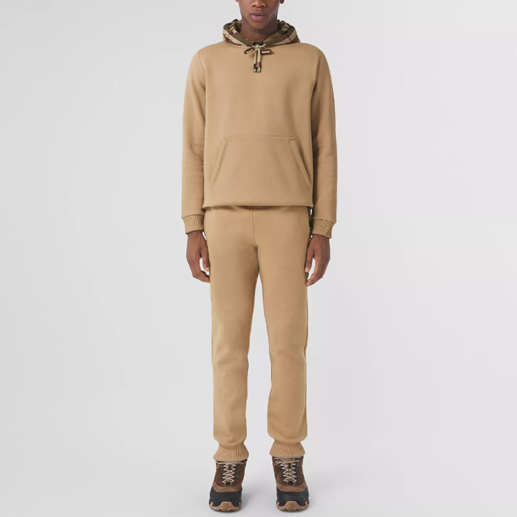 Lookbook Pantalones jogger Burberry de punto con patrón de cuadros laterales en camel. 80450141