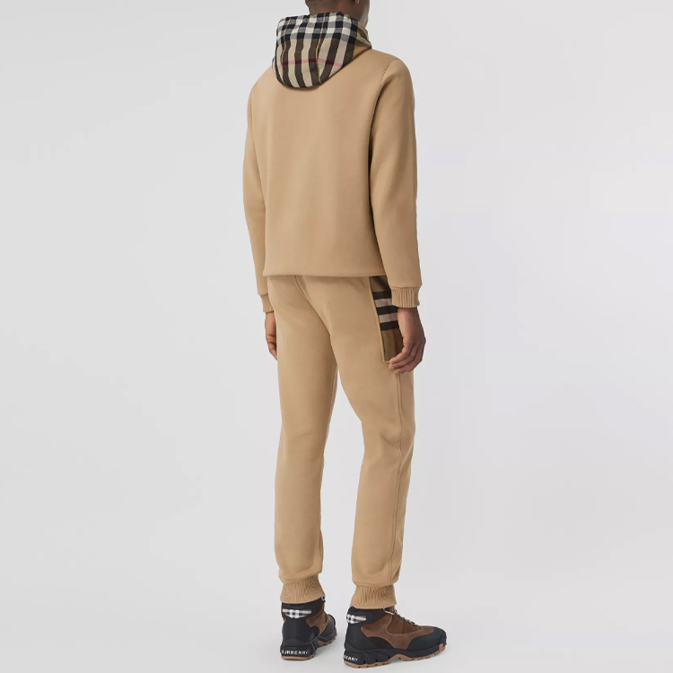 Shop Pantalones jogger Burberry de punto con patrón de cuadros laterales en camel. 80450141