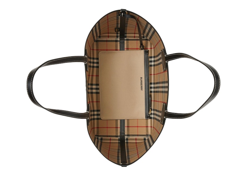 Lookbook 버버리 라벨 프린트 미디엄 런던 토트백 베이지 (80 characters) 
