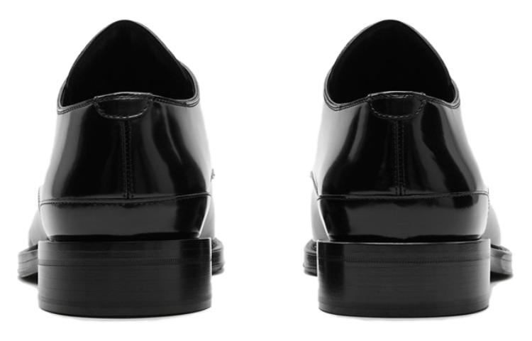 Shop Burberry Kasut Kulit Hujung Bulat Bertali 'Kasut Hitam Formal' 80753731