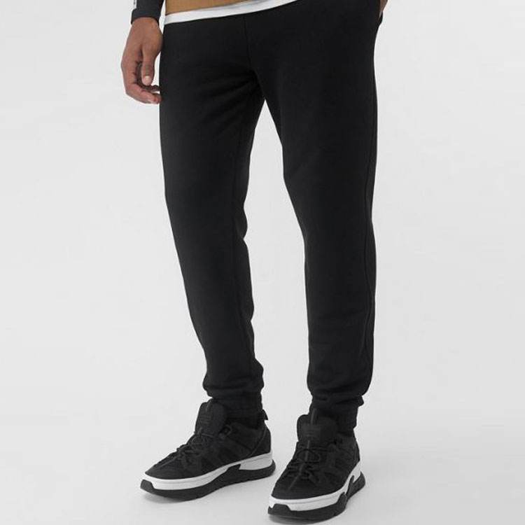 Sizing Pantalones Jogger de Punto Negros con Logo de Letra Burberry. 80104401