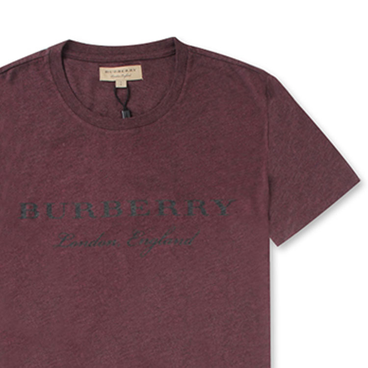 Sizing Burberry Logo Kaos Crewneck Kasual Warna Burgundy Gelap. 40601251