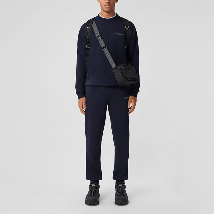 Shop Burberry 經典標誌中腰休閒運動長褲. 80501651