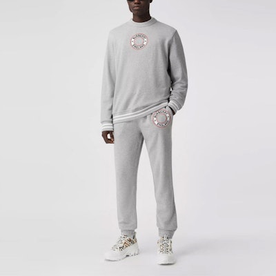 버버리 로고 패치 조거 팬츠 라이트 그레이 80370431 Lookbook 버버리 로고 패치 조거 팬츠 라이트 그레이 80370431