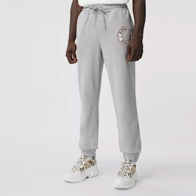 버버리 로고 패치 조거 팬츠 라이트 그레이 80370431 Shop 버버리 로고 패치 조거 팬츠 라이트 그레이 80370431