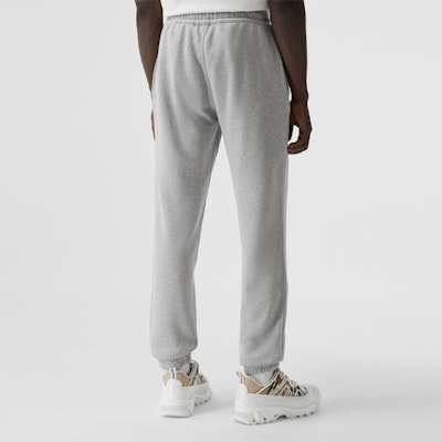 버버리 로고 패치 조거 팬츠 라이트 그레이 80370431 Purchase 버버리 로고 패치 조거 팬츠 라이트 그레이 80370431