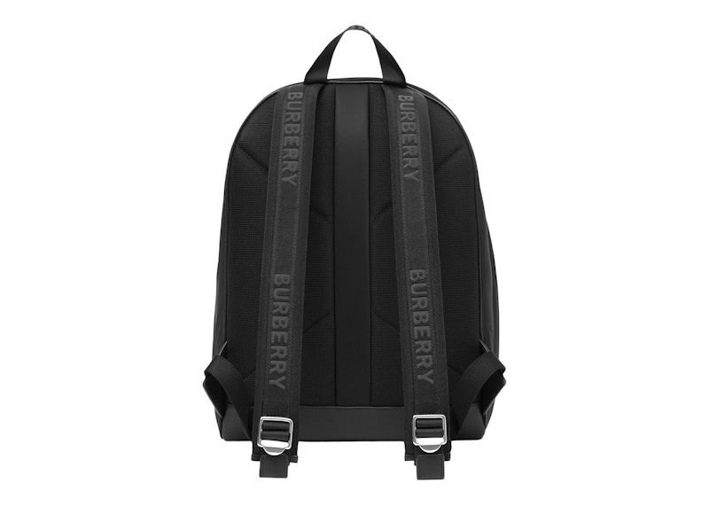Lookbook Mochila Negra de Nylon con Logo Burberry.