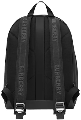 Mochila Negra de Nylon con Logo Burberry. Lookbook Mochila Negra de Nylon con Logo Burberry.