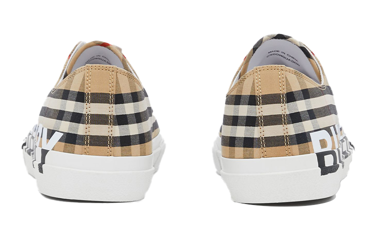 Shop Burberry 经典格纹标志印花 80241491/8024149