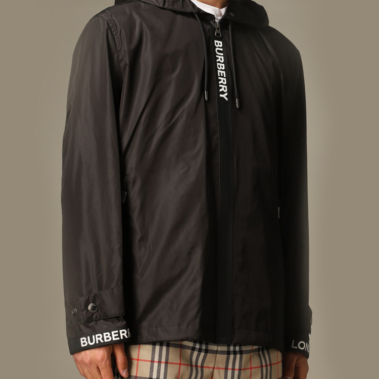 Burberry Logo Trim Zip Windbreaker Jacket for Men in Black 8027690-A1189 圖 4