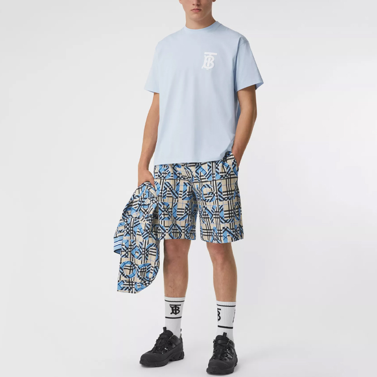 Lookbook Burberry Kaos Longgar Logo Grafis Lengan Pendek. 80400621