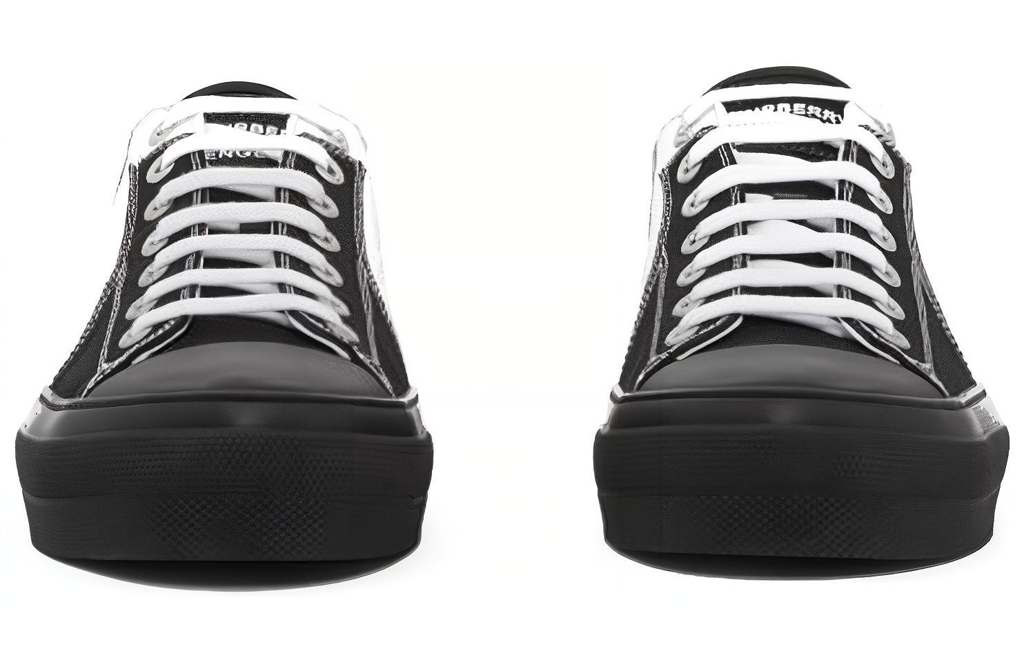 Shop Sneaker Low-Top Burberry 'Kanvas Hitam' 80569291