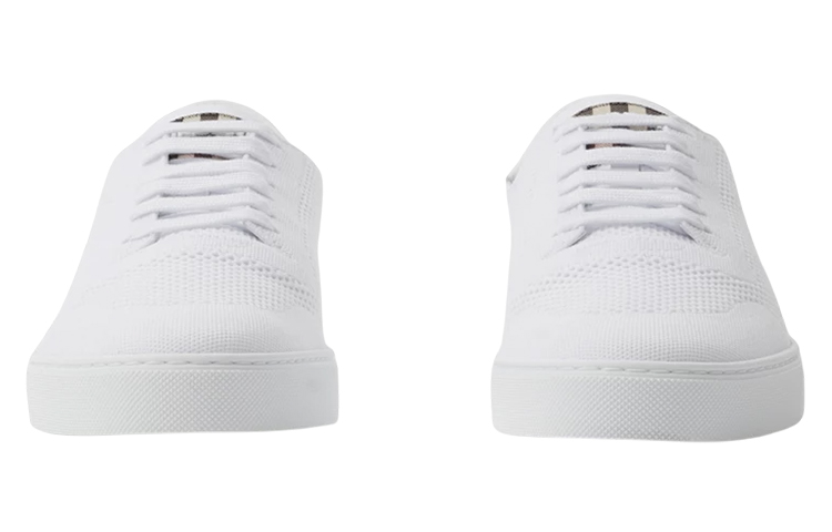 Lookbook 버버리 화이트 패션 로우탑 레이스업 스니커즈 80708271