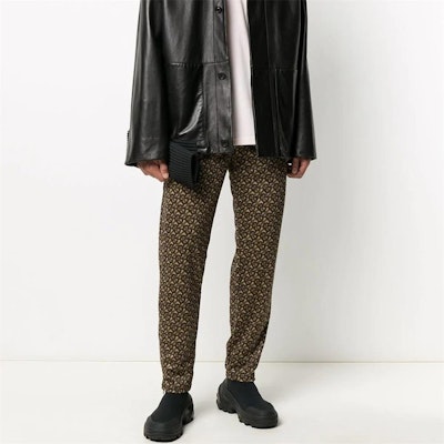버버리 모노그램 드로스트링 조거팬츠 남성 - 말 브라운 80264671 Lookbook 버버리 모노그램 드로스트링 조거팬츠 남성 - 말 브라운 80264671