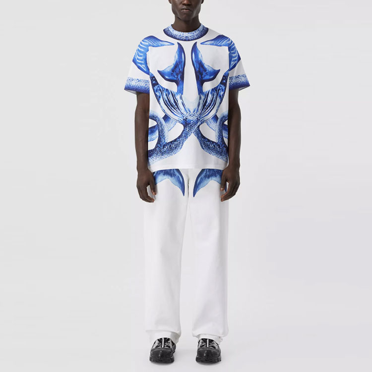 Lookbook Burberry Kaos Cotton Longgar Navy Blue Motif Ekor Mermaid. 80406861