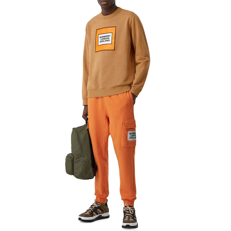 Lookbook Burberry 榛果棕字母印花圓領休閒長袖上衣 45596281