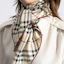 Lookbook Burberry Syal Sutra 100% Pola Desain Unisex Putih 80952231