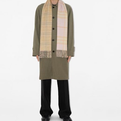 Burberry 格紋羊絨圍巾 黃色 男女同款 情侶款式 80909511 Shop Burberry 格紋羊絨圍巾 黃色 男女同款 情侶款式 80909511