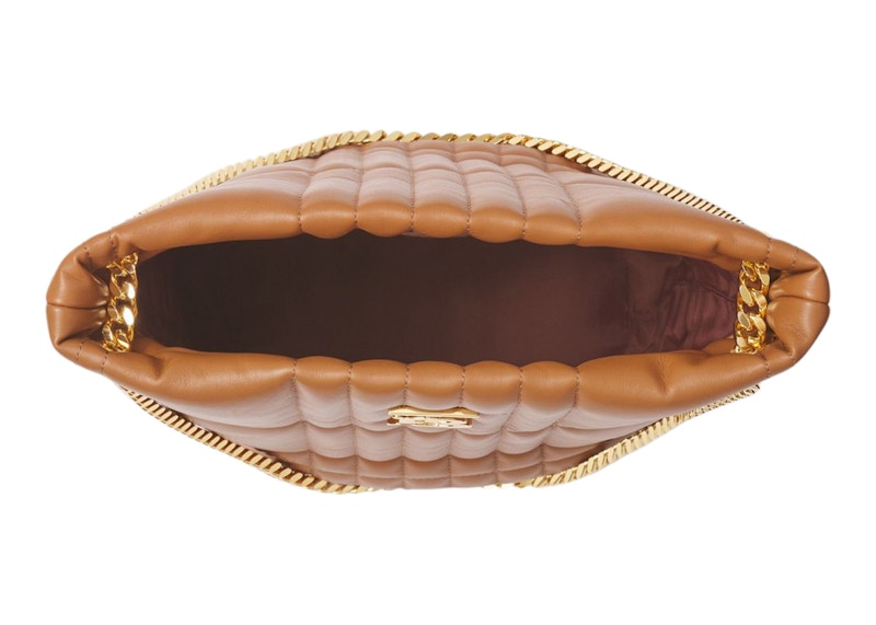 Lookbook 巴寶莉綴格紋小Lola桶包，楓棕色/金色。