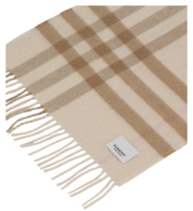 巴寶莉雙面可穿羊絨圍巾白色 Lookbook 巴寶莉雙面可穿羊絨圍巾白色