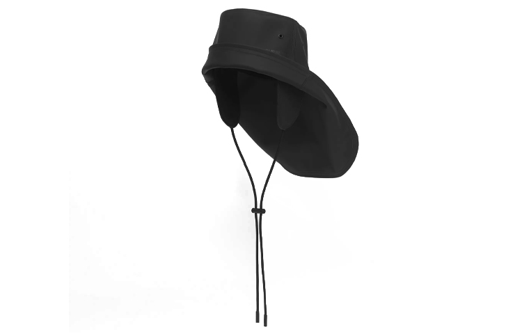 Lookbook Burberry Rubber Coated Cotton Bucket Hat with Topstitch Detailing Black. 80404131