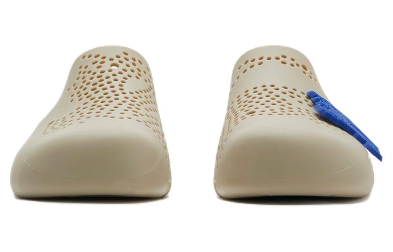 Shop Burberry Zueco de Goma 'Cuadro Beige' 80901601
