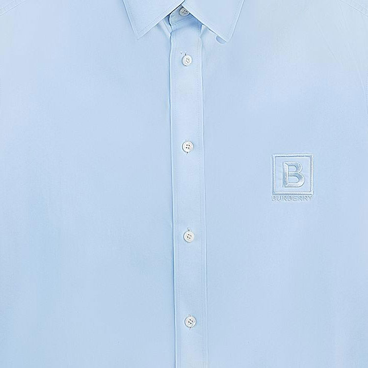 Sizing 버버리 로고 자수 반팔 셔츠 남성용 라이트 블루 80618631