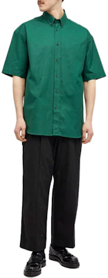 Burberry Solid Color Short-Sleeve Loose Fit Shirt for Men in Dark Green. 80829011 Lookbook Burberry Solid Color Short-Sleeve Loose Fit Shirt for Men in Dark Green. 80829011