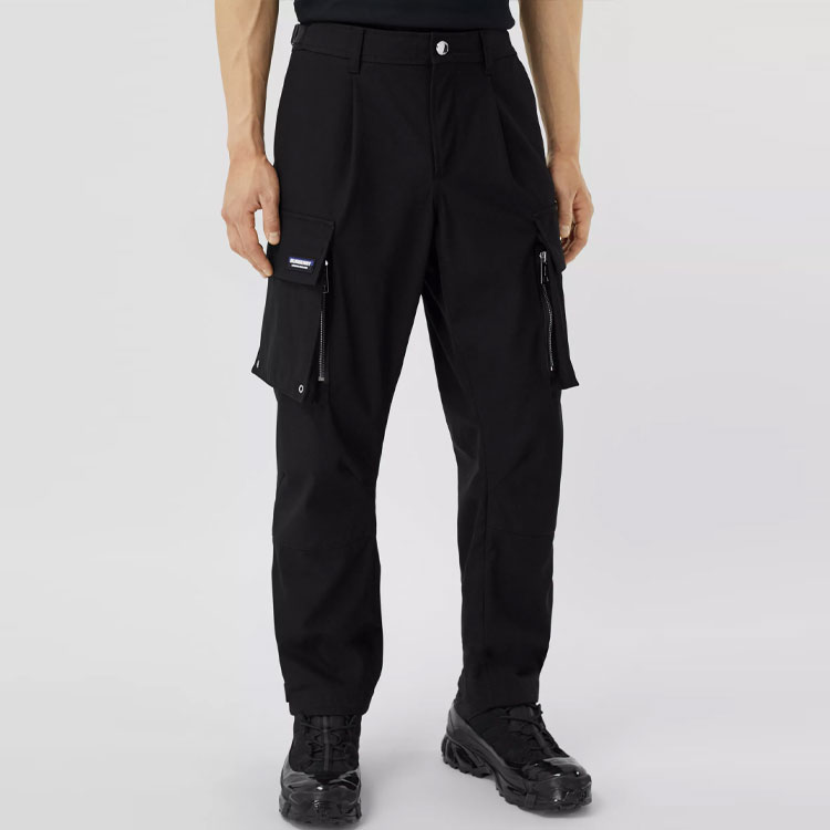 Lookbook Burberry SS21 Celana Cargo Hitam Kantong Banyak Bahan Katun. 80381331