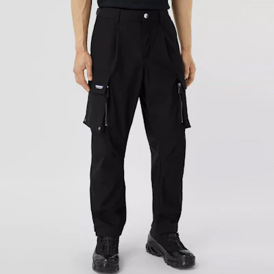 Burberry SS21 Celana Cargo Hitam Kantong Banyak Bahan Katun. 80381331 Lookbook Burberry SS21 Celana Cargo Hitam Kantong Banyak Bahan Katun. 80381331