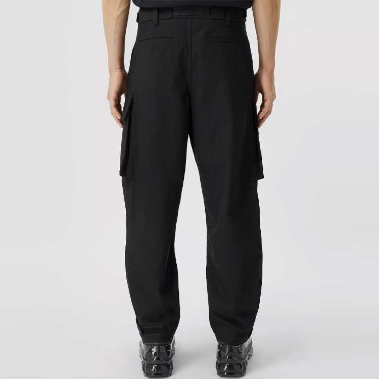 Shop Burberry SS21 Celana Cargo Hitam Kantong Banyak Bahan Katun. 80381331