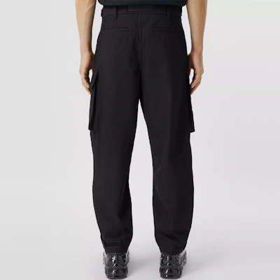 Burberry SS21 Celana Cargo Hitam Kantong Banyak Bahan Katun. 80381331 Shop Burberry SS21 Celana Cargo Hitam Kantong Banyak Bahan Katun. 80381331