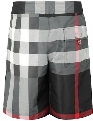 Burberry SS21 Shorts Grises de Cintura Baja con Estampado Cuadros y Cordón. 80226481 Lookbook Burberry SS21 Shorts Grises de Cintura Baja con Estampado Cuadros y Cordón. 80226481