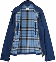 Lookbook Burberry Jaket Harrington SS21 dengan Logo Patch Navy Check. 80385771