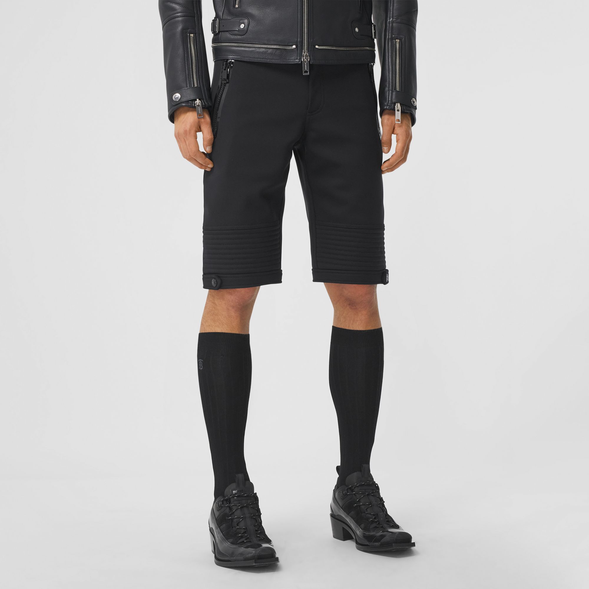 Shop 버버리 SS21 로고 엠벨리쉬드 남성 블랙 러버 사이클링 숏츠 80379331