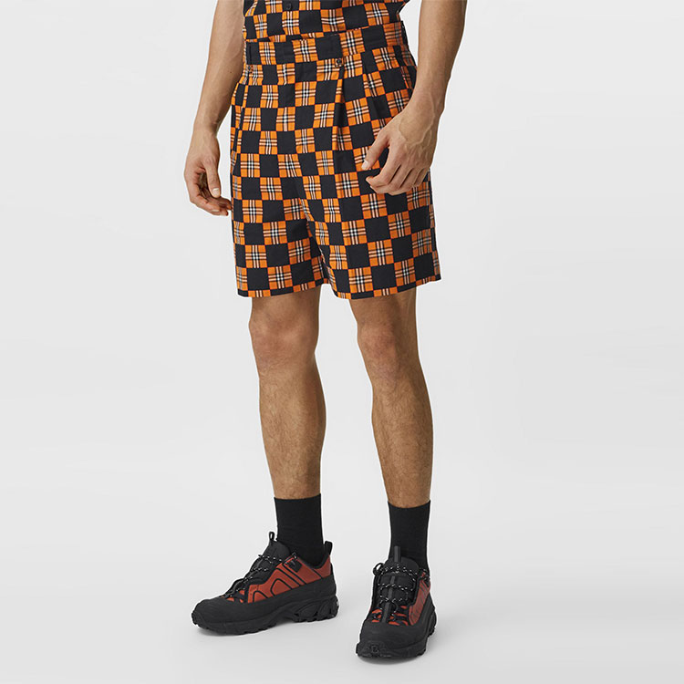 Shop 버버리 SS21 미드라이즈 체크 프린트 루즈핏 숏츠 딥 오렌지. 80425891