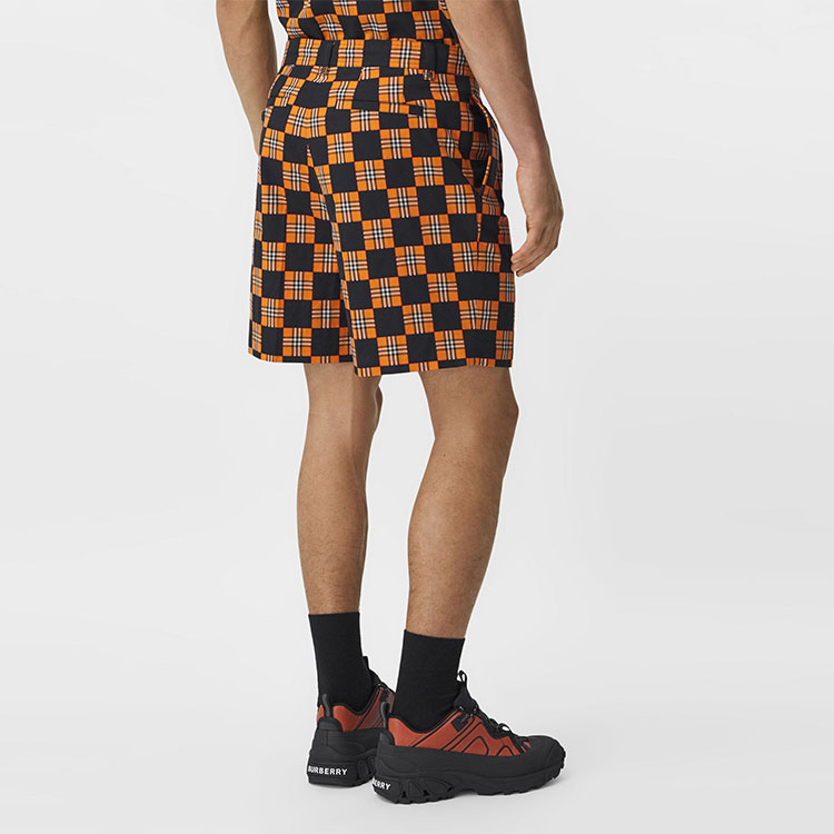 Purchase 버버리 SS21 미드라이즈 체크 프린트 루즈핏 숏츠 딥 오렌지. 80425891