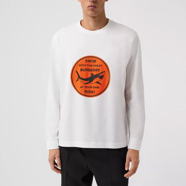 Shop Burberry SS21 Baju Lengan Panjang Cetakan Huruf Jerung Putih. 80406881