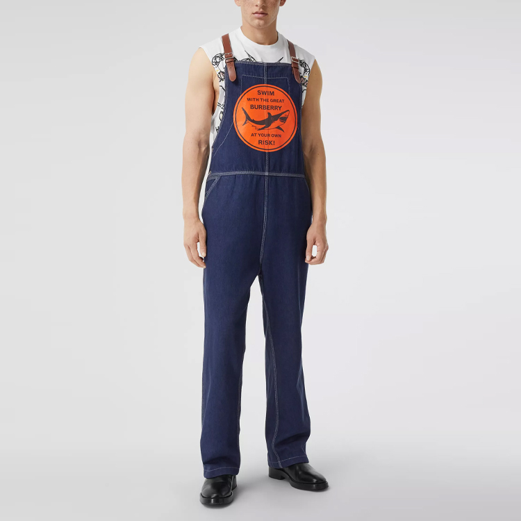 Lookbook Burberry SS21 Celana Denim Cetak Hiu Stirrup Biru. 45674651