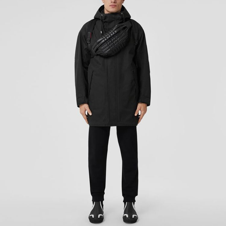 Lookbook 博柏利 SS22 黑色宽松版型棉质大衣带标志细节 80512291