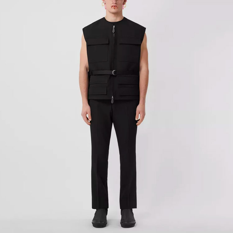 Lookbook Burberry SS22 Chaleco Negro Texturizado con Bolsillos y Cordón Ajustable. 80518571
