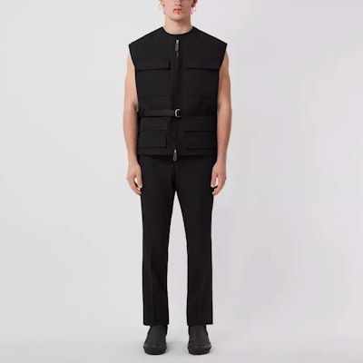 Burberry SS22 Chaleco Negro Texturizado con Bolsillos y Cordón Ajustable. 80518571 Lookbook Burberry SS22 Chaleco Negro Texturizado con Bolsillos y Cordón Ajustable. 80518571